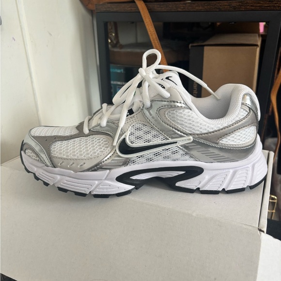 NIB Nike V5 rnr